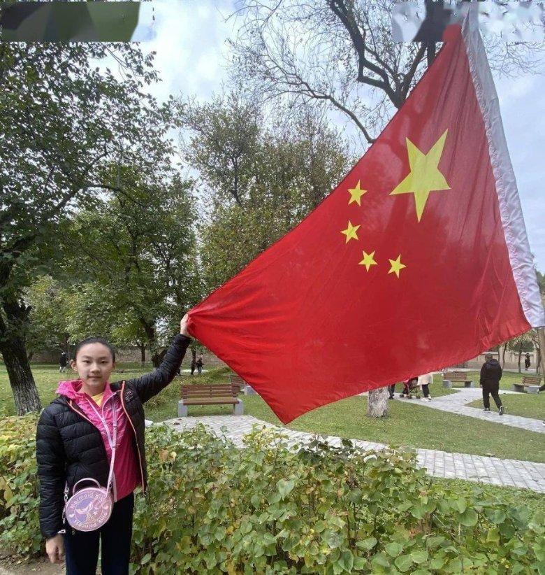 无限翻滚小球